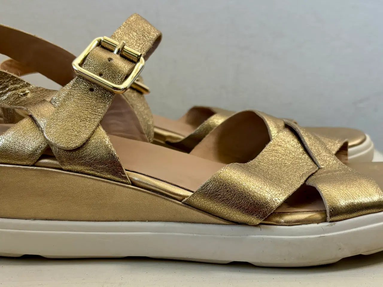 Billede 4 - GEOX, guldsandaler m kinahæl, str 40