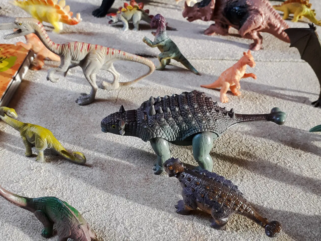 Billede 6 - Solgt / 34 Dinosaurers + 1 Bog