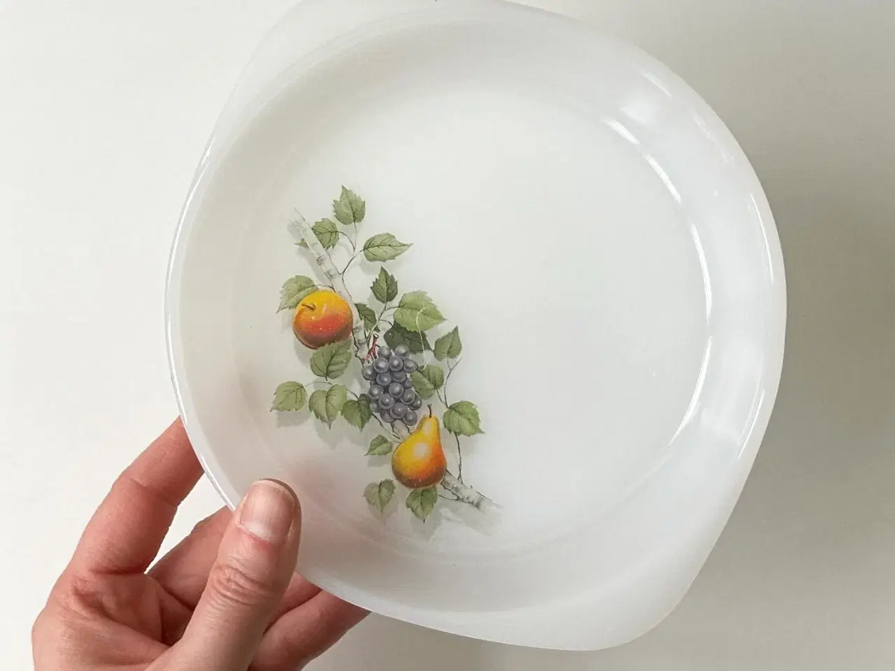 Billede 1 - Arcopal, lille fad, opalineglas m frugtprint