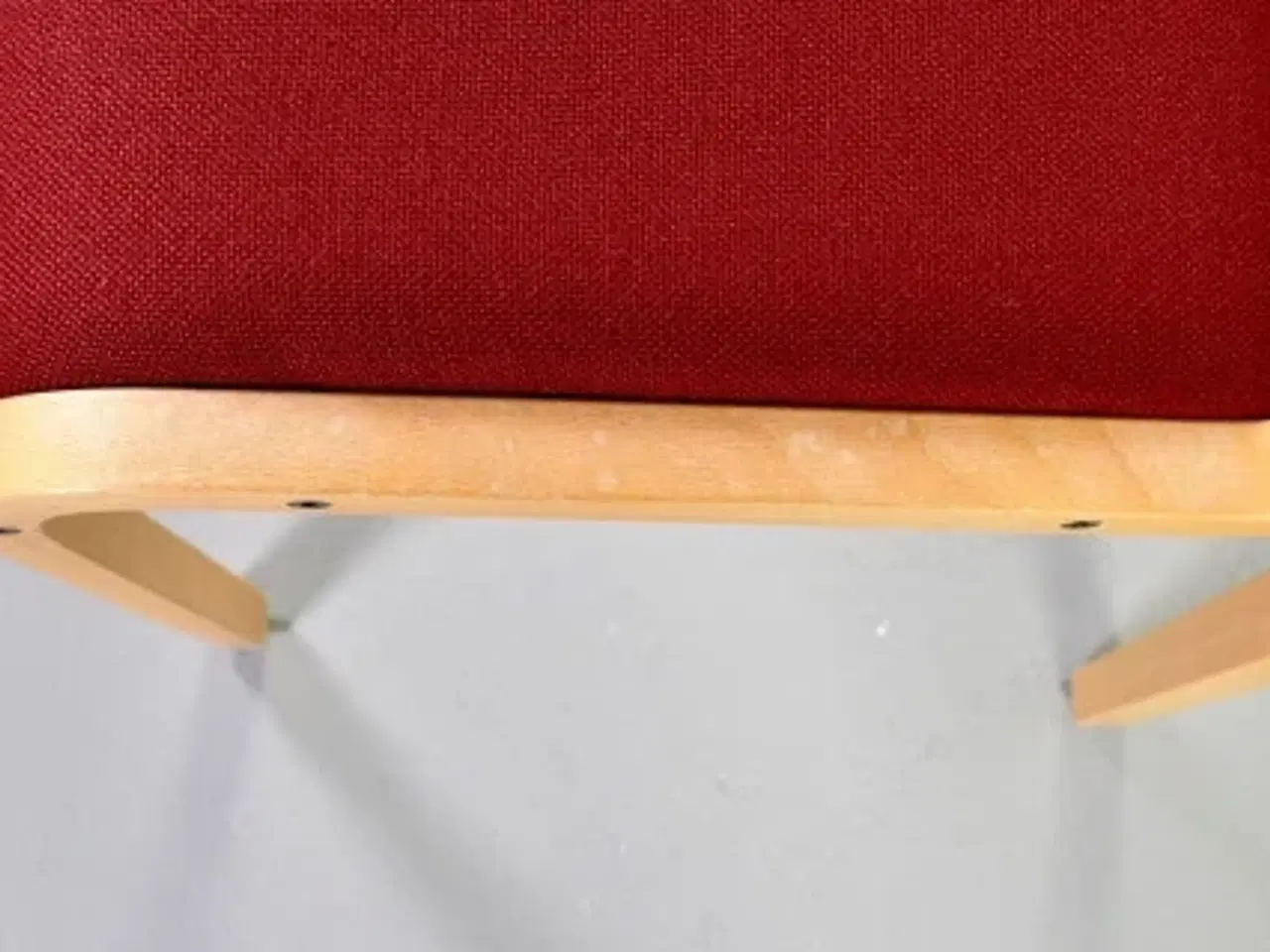 Billede 6 - Konference-/mødestol i bøg, med bordeaux polster på sæde og ryg