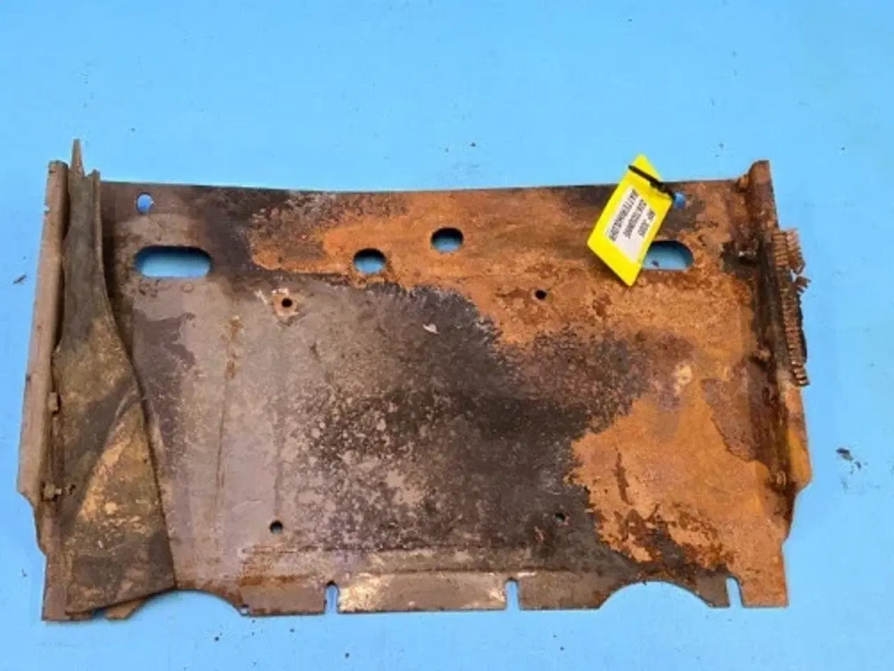 Billede 2 - Massey Ferguson 3085 Batteriholder 3387030M95