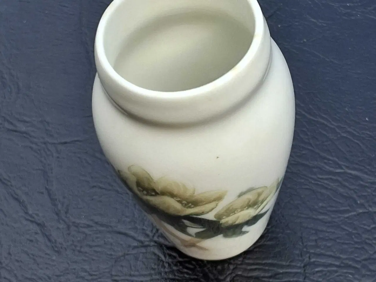 Billede 4 - Bing & Grøndahl B&G Antik Mini Vase med Julerose. 