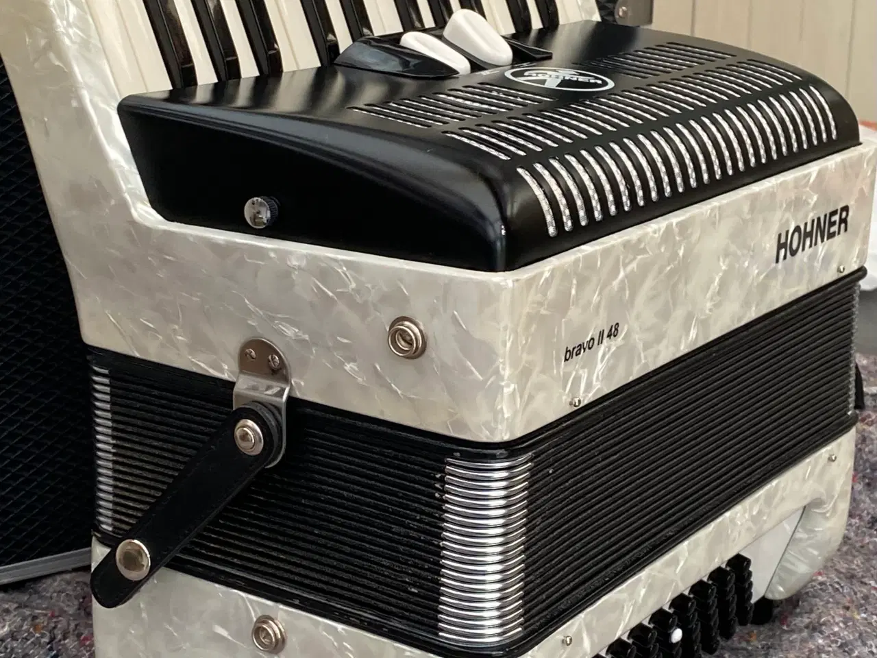 Billede 9 - Hohner Bravo II 48 Facelift – Næsten Ny Harmonika