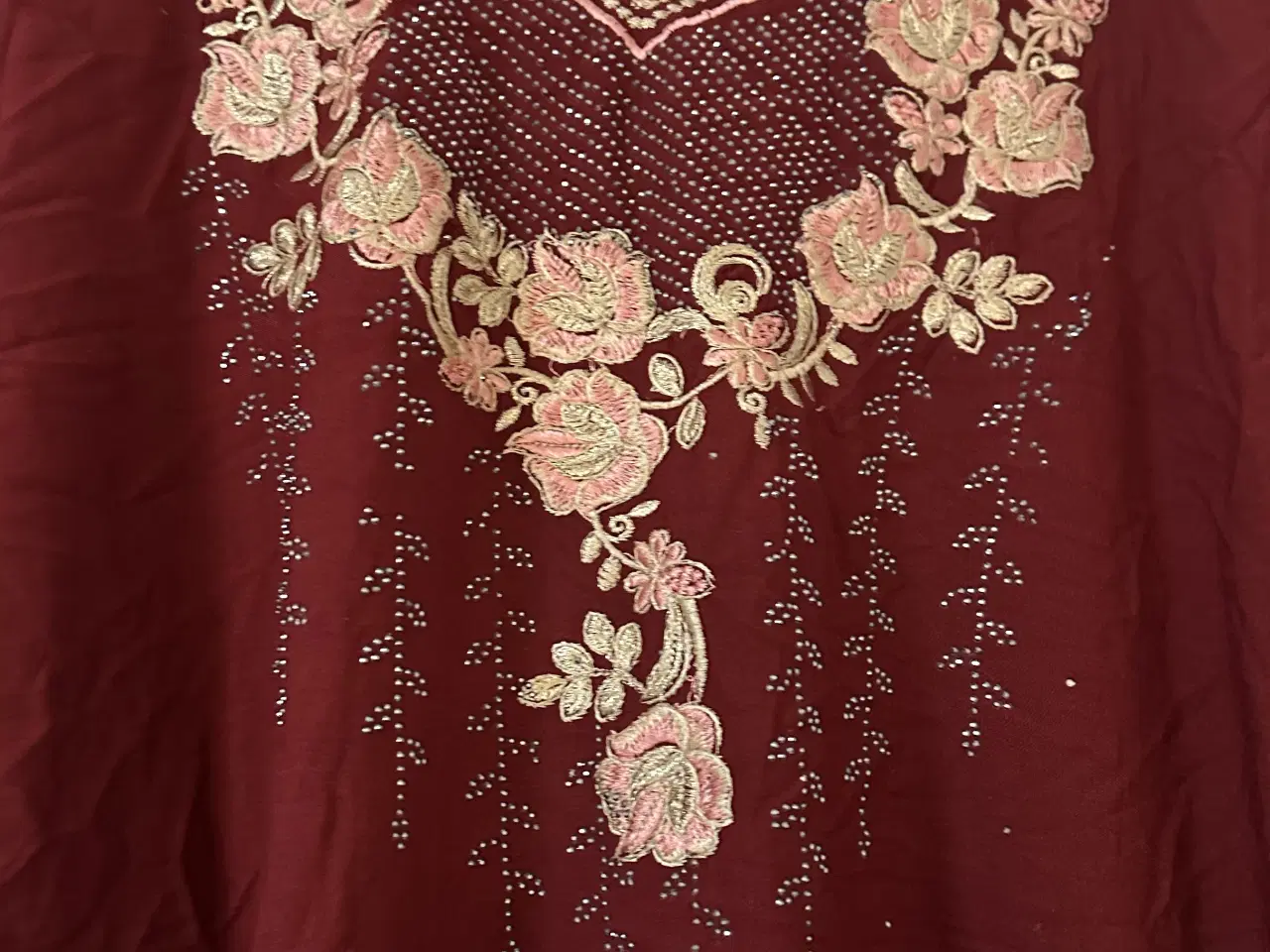 Billede 4 - Smuk bordeaux kjole m broderi 