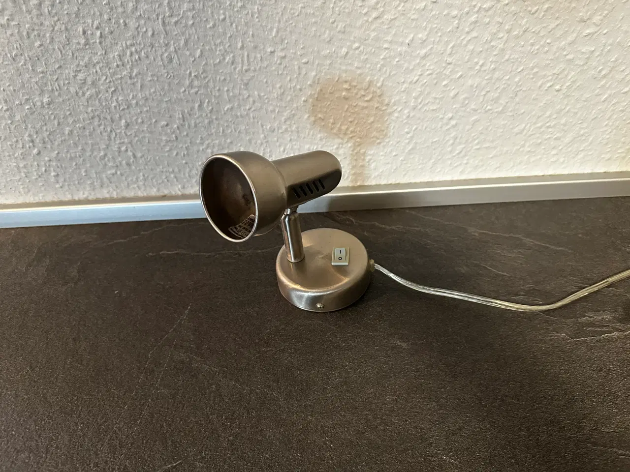 Billede 2 - Fin lille væglampe i sølvgrå