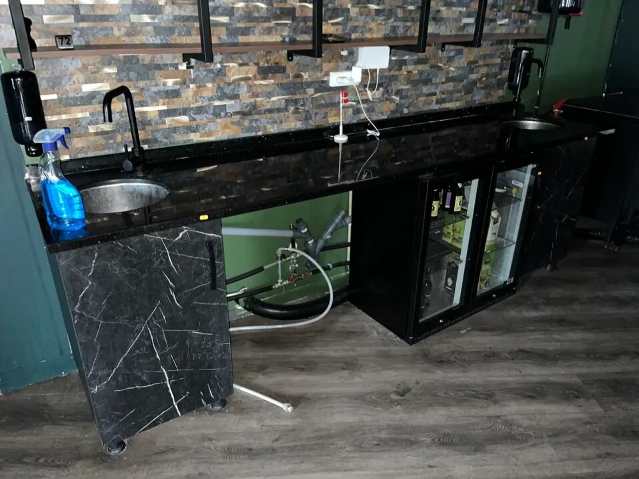 Billede 1 - Disk m. 2. Stk. Vaske stationer og 2. Stk underskabe