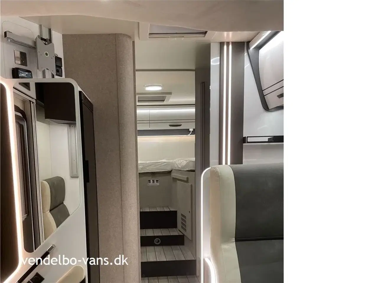 Billede 14 - 2026 - McLouis Mc4 373   Enkeltsenge og stor garage