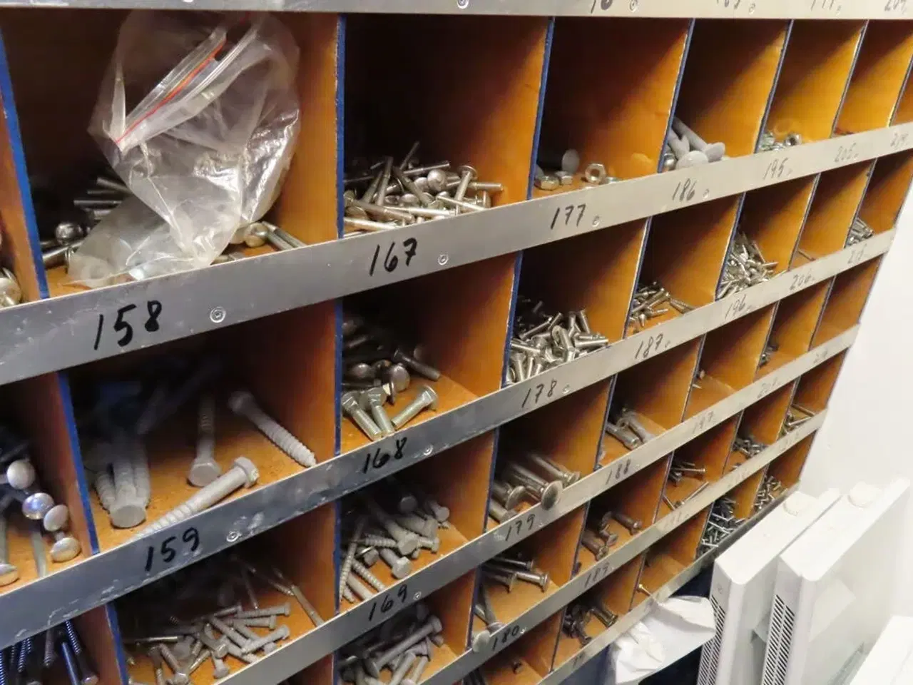 Billede 3 - Reol med indhold af diverse beslag, fittings mv.