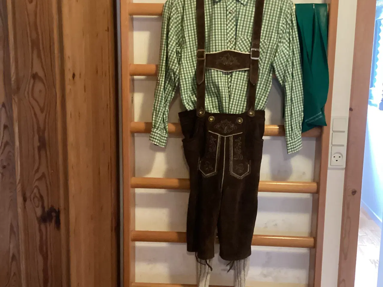 Billede 1 - Lederhosen til drenge str.152. Ring på 4095967