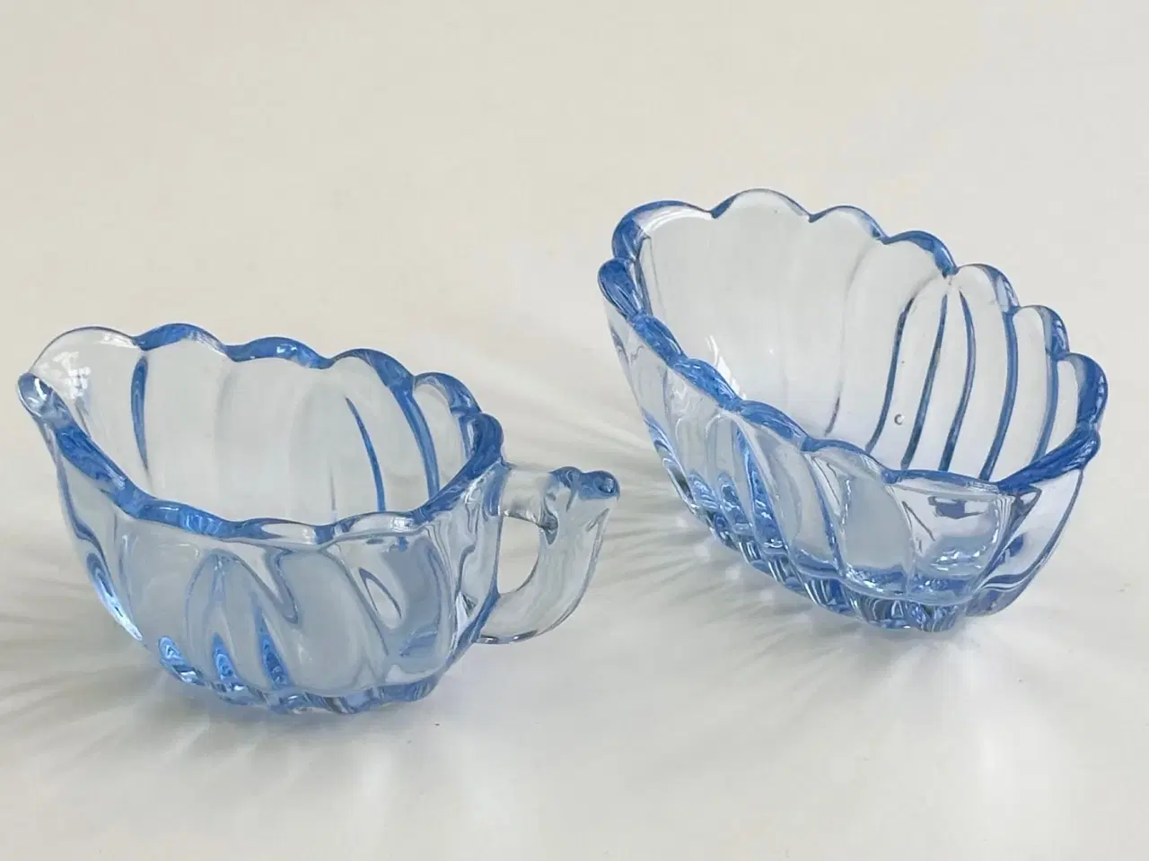 Billede 4 - Sukker- og flødesæt, lyseblåt glas