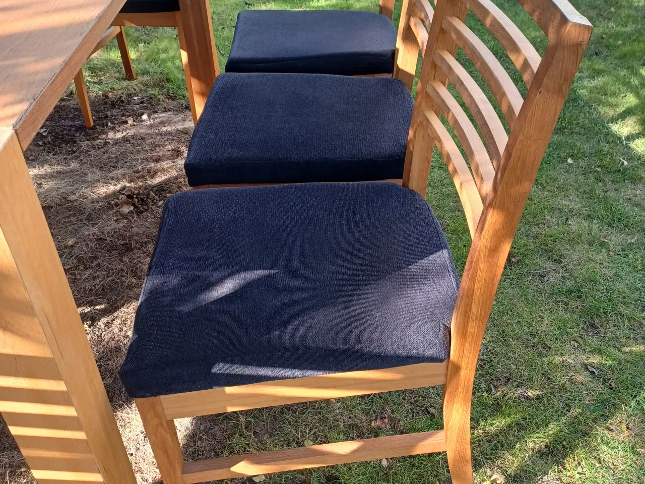 Billede 4 - Spisebord i eg med tillægsplader og 6 stole