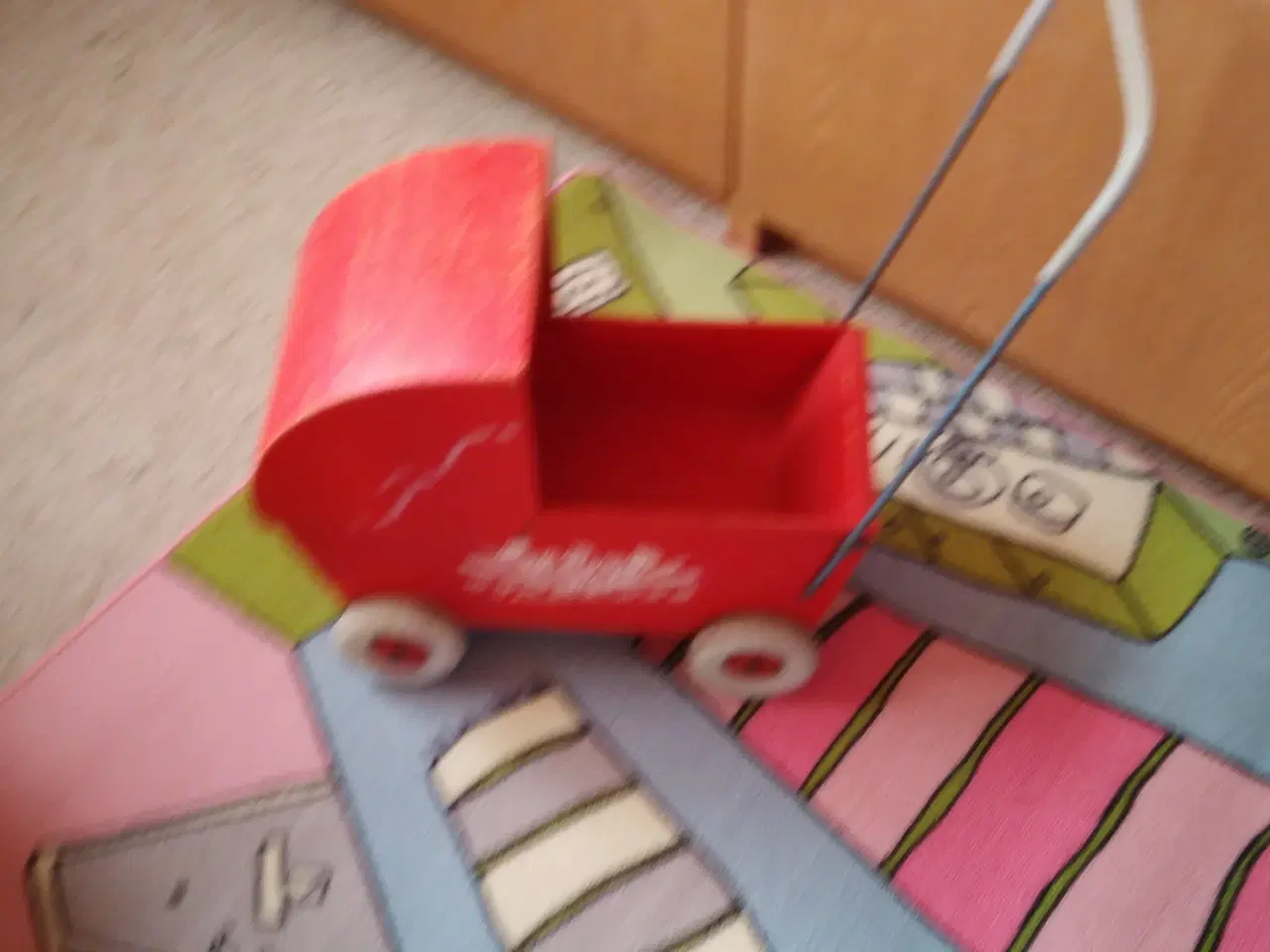 Billede 5 - dukke kravlegaard, høj stol, rød dukkevogn