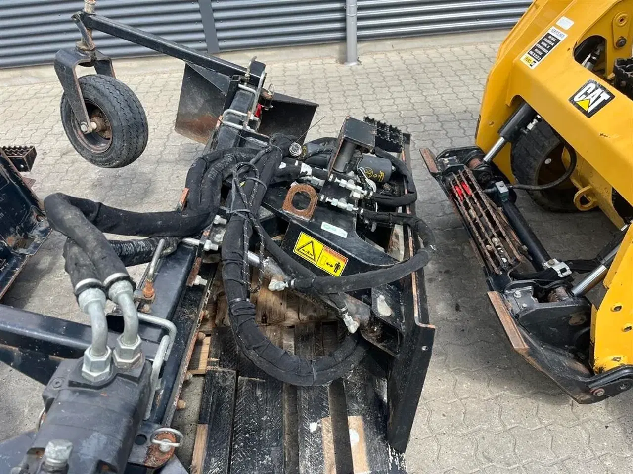 Billede 12 - Caterpillar 259D Med afretter-Powerrake-klippehoved solvl og gafler