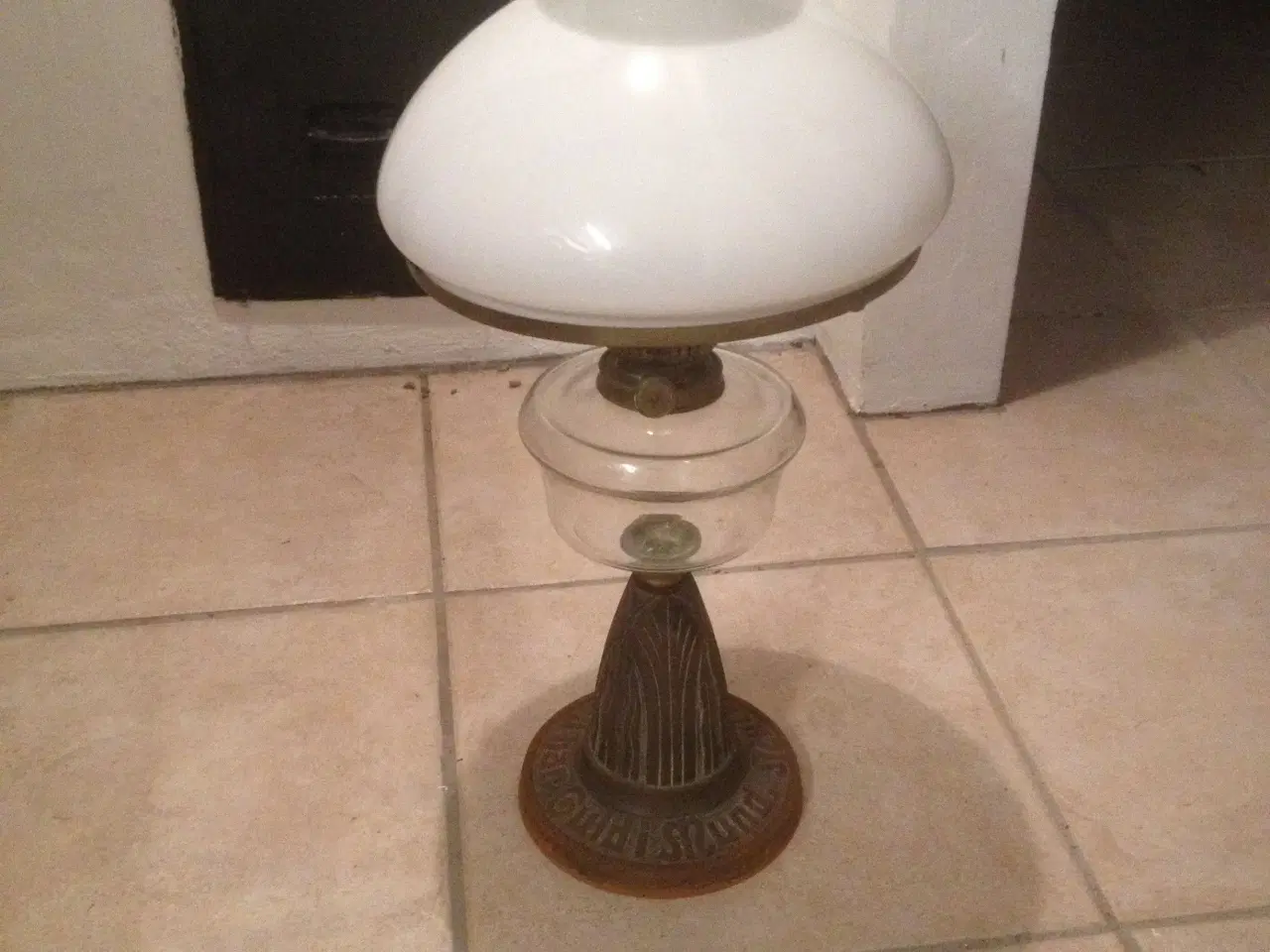 Billede 3 - Antik lampe m. hvid glasskærm 