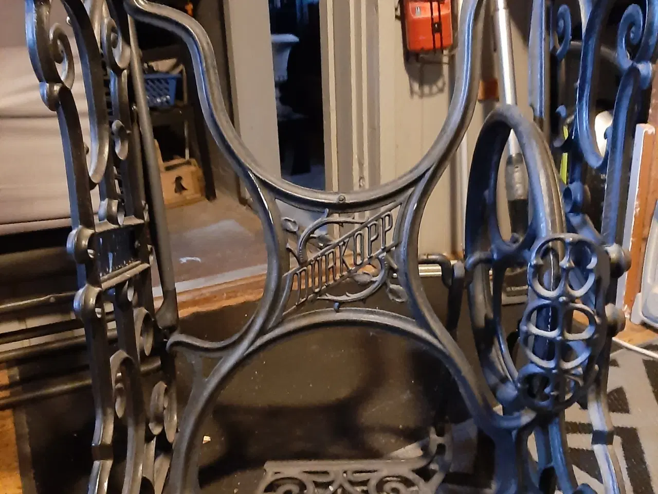 Billede 5 - Meget gammelt symaskin bord.