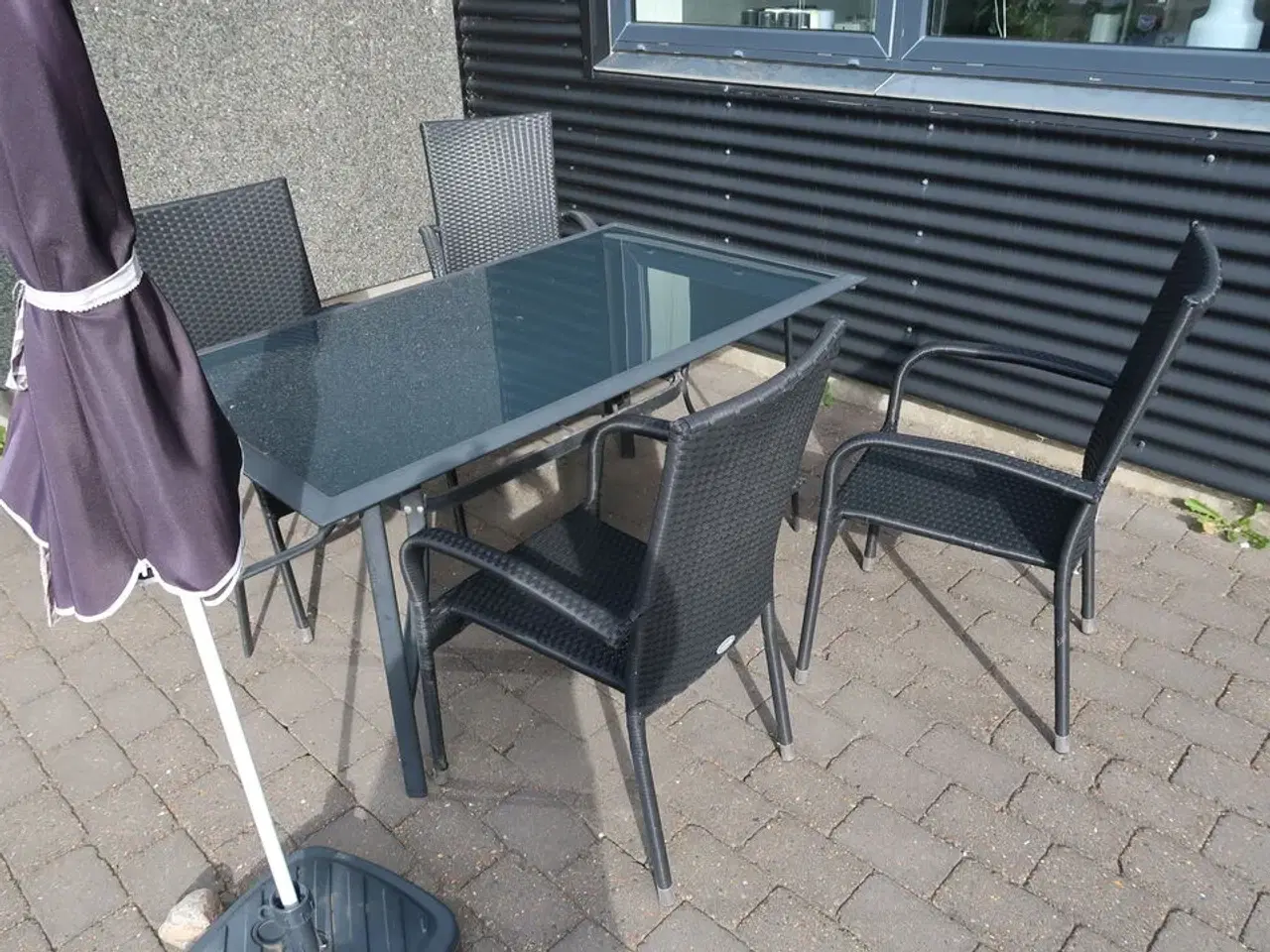 Billede 1 - Havebord, 4 stk. havestole samt parasol