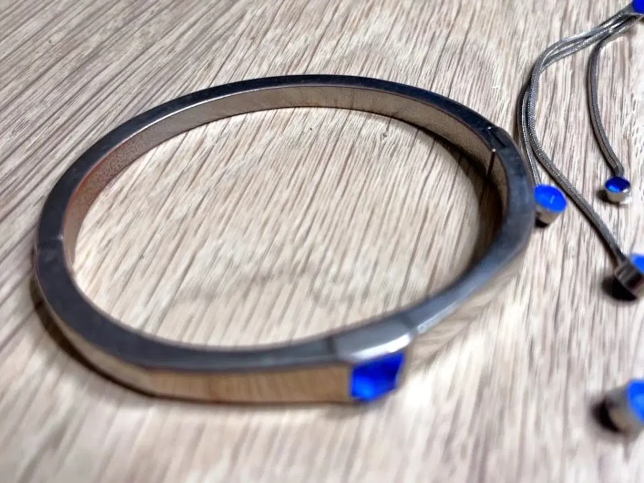 Billede 1 - Armring med blå sten