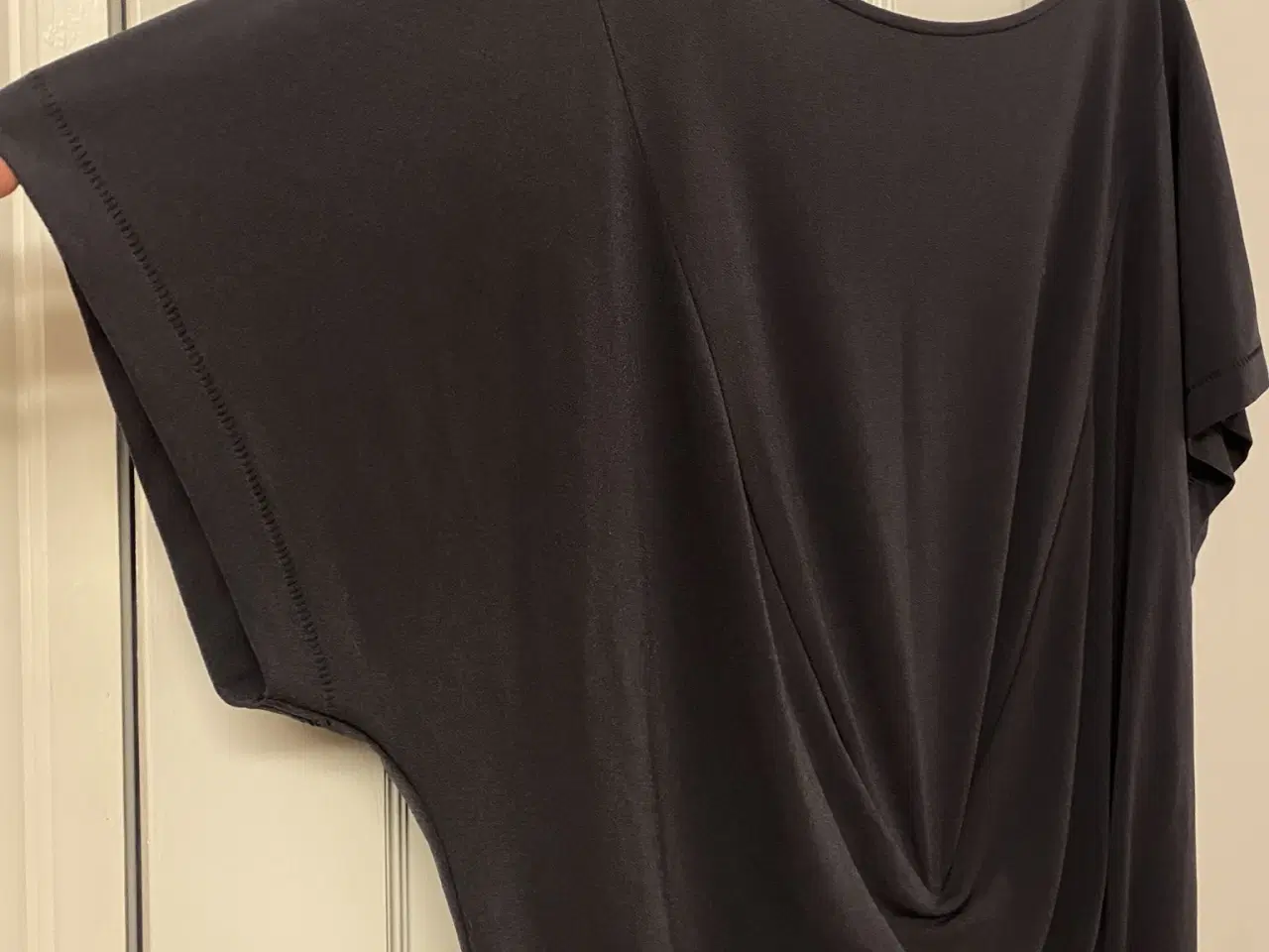 Billede 3 - By Malene Birger grå kjole med flot knudedetalje