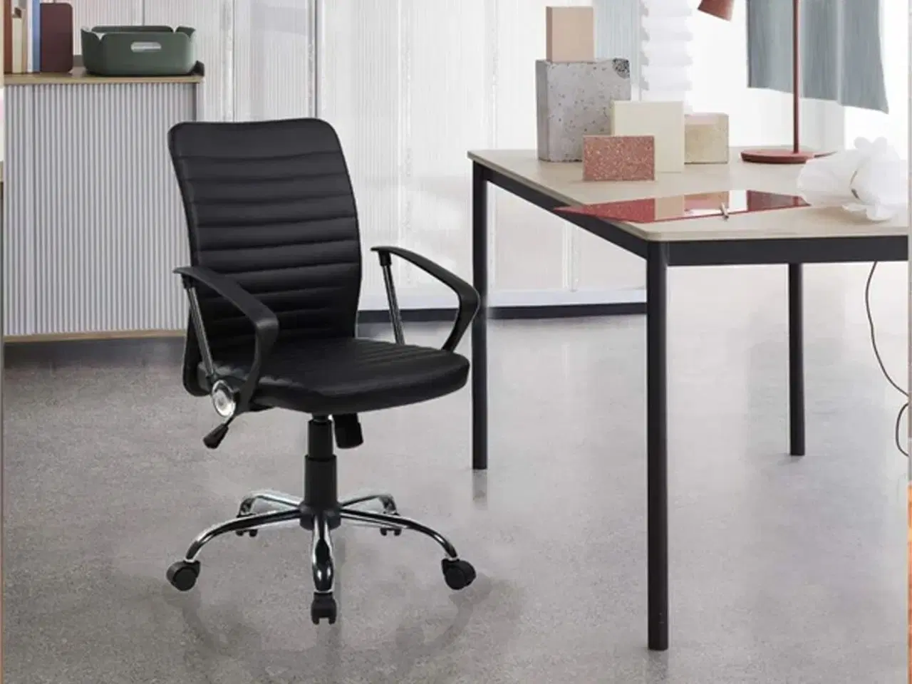 Billede 1 - Kontorstol model "BOSS", sort.