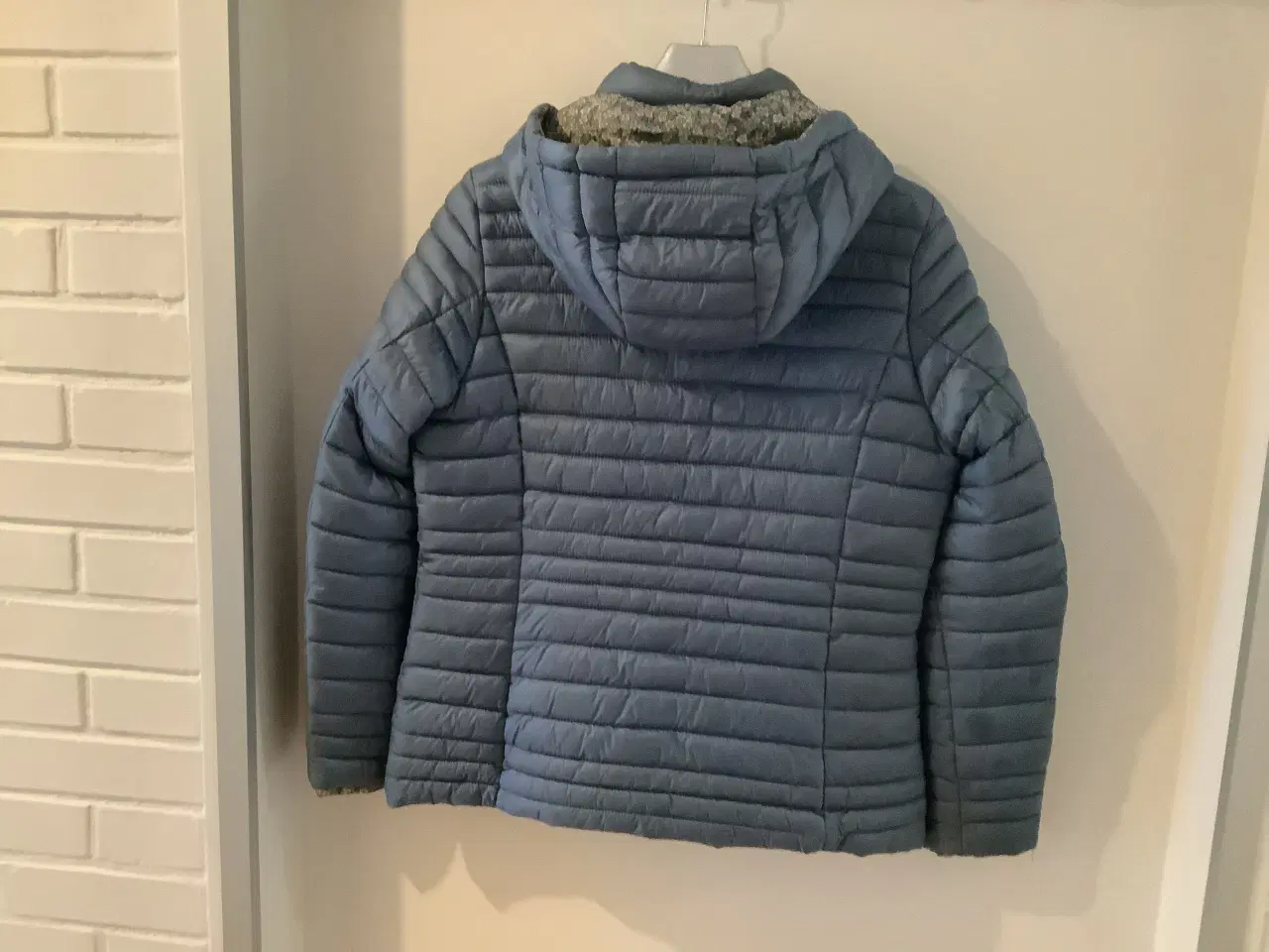 Billede 2 - Flot vendbar jakke, 2 i en 