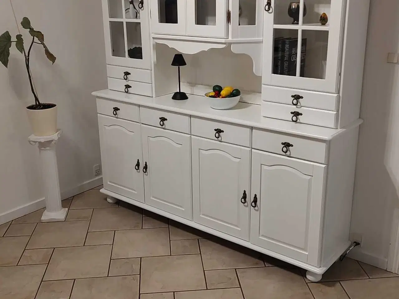 Billede 4 - Ny malet vitrineskab 