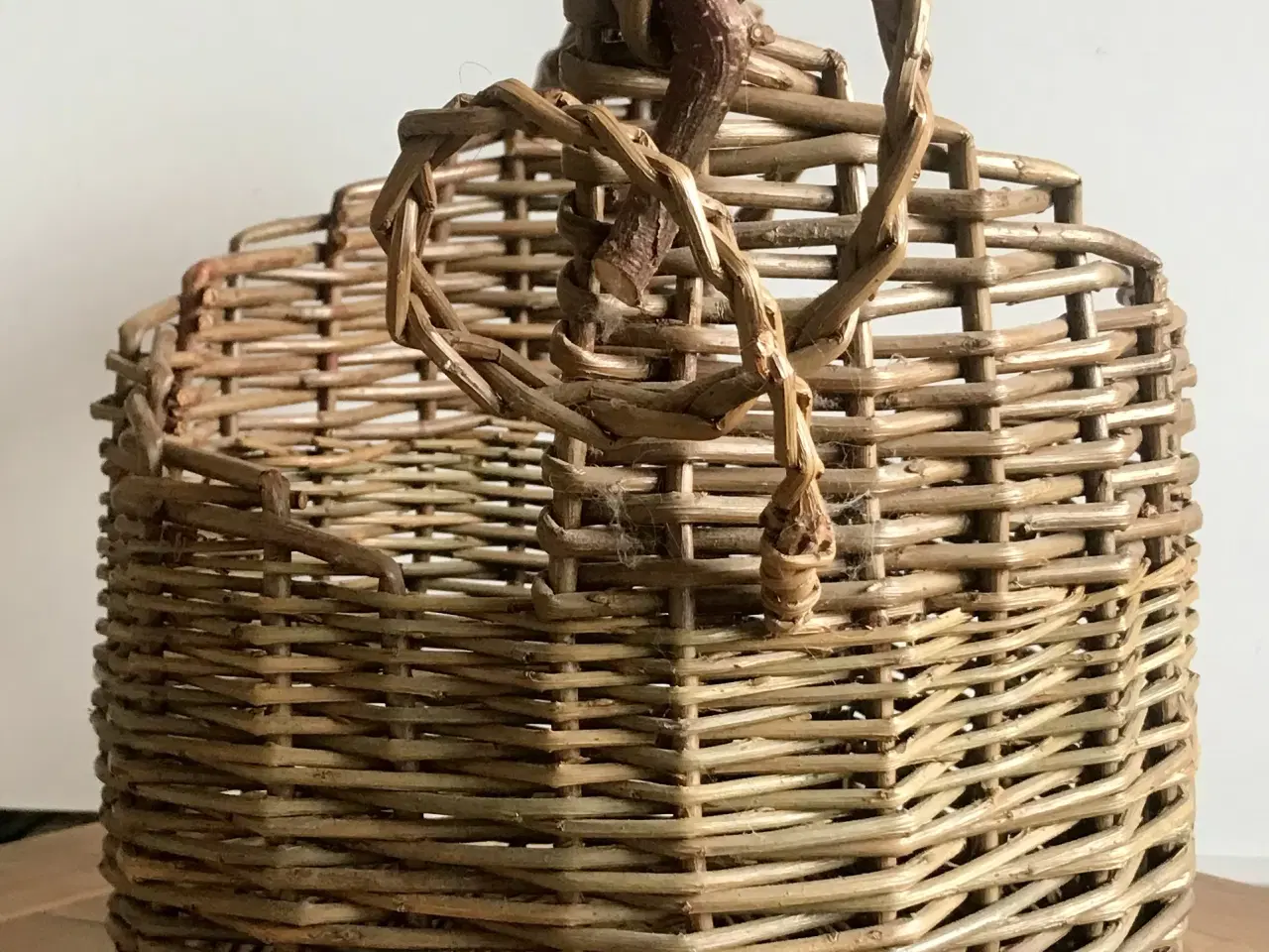 Billede 2 - Smuk pileflet kurv med træhank og ‘krøller’. 