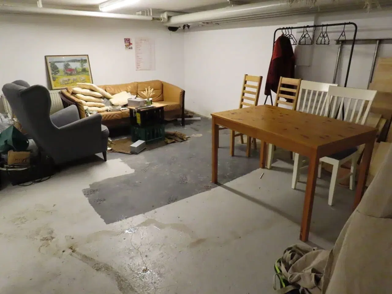 Billede 1 - Tøm rummet for møbler, pant og løsdele