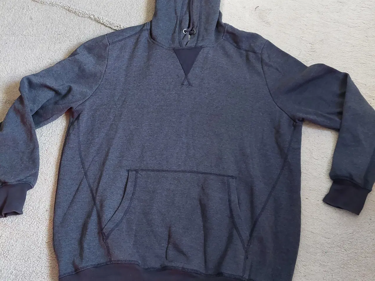 Billede 4 -  trøje med hætte og lommer foran, str. XXL