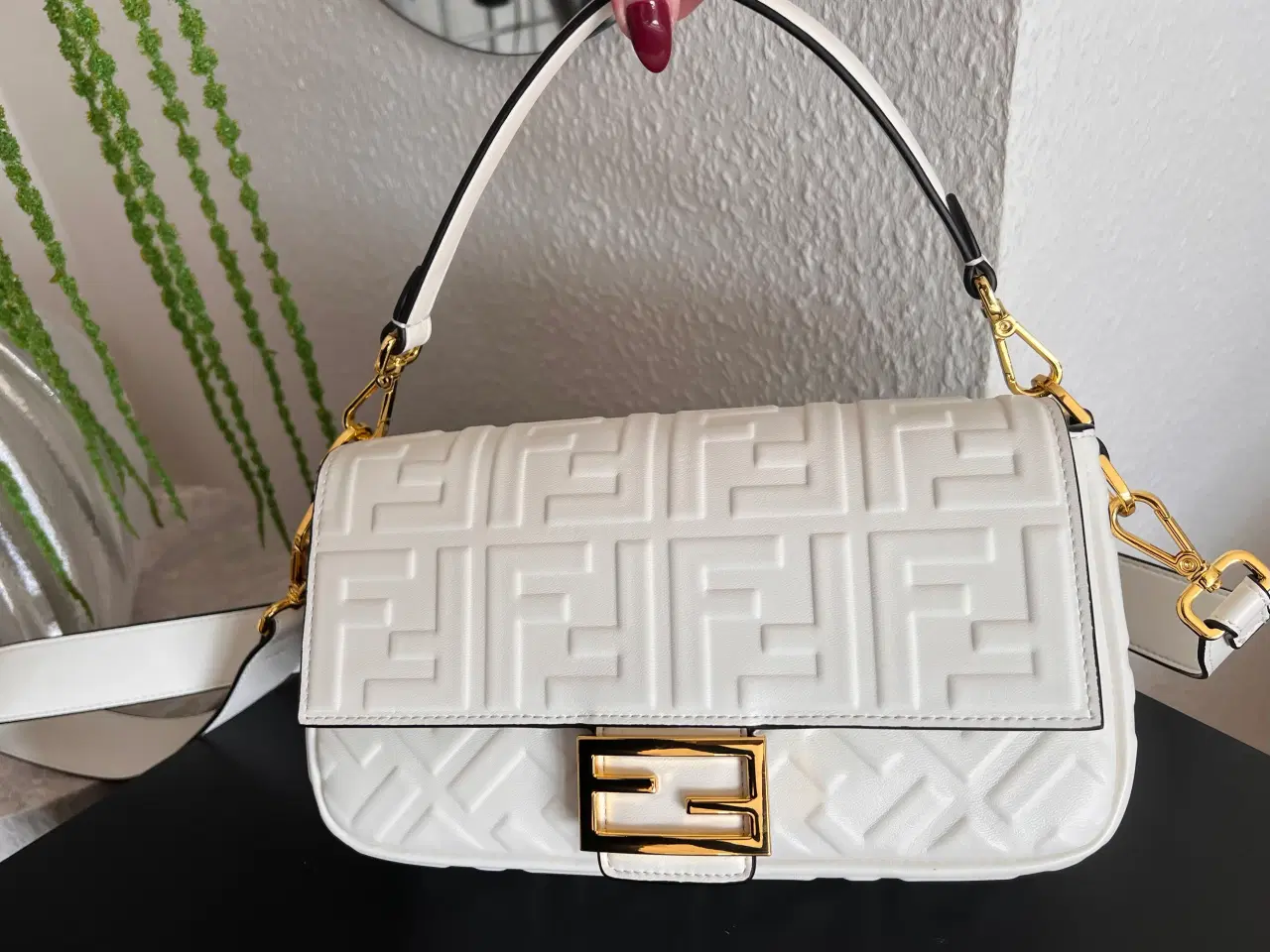 Billede 1 - Flot hvid fendi baguette taske. 