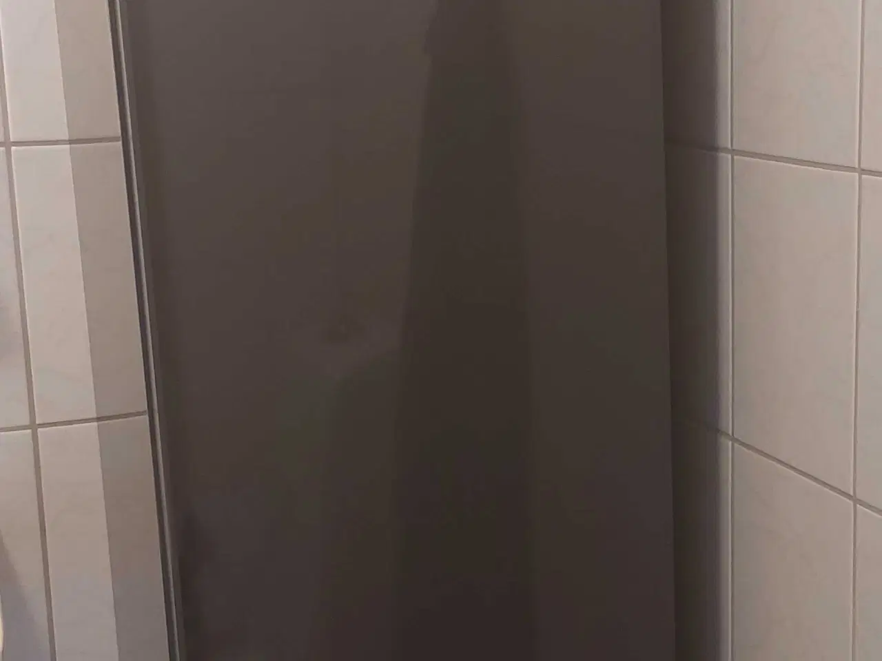 Billede 2 - Gråt skab m/ 4 glas hylder