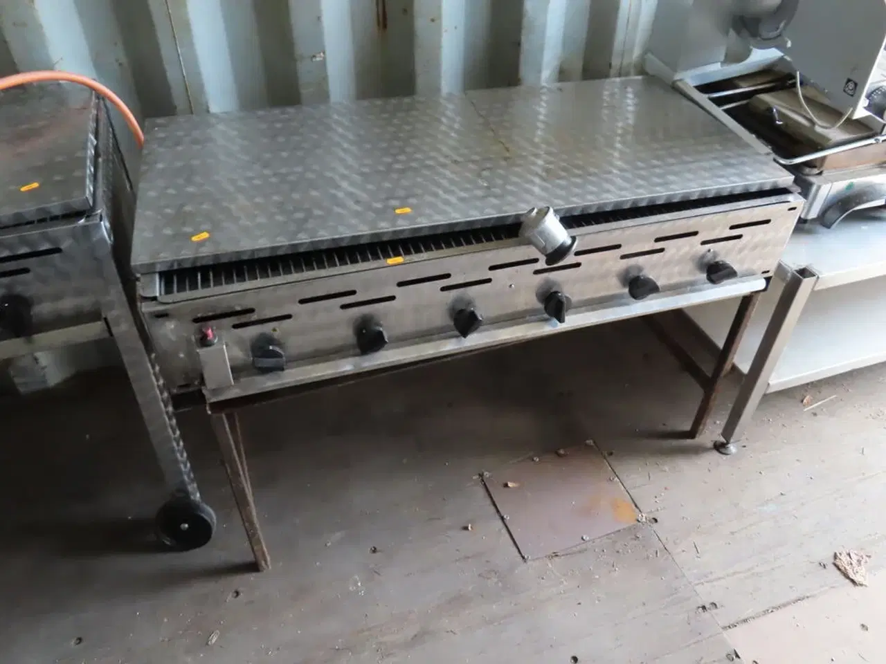Billede 1 - Gasgrill med 6 blus og låg
