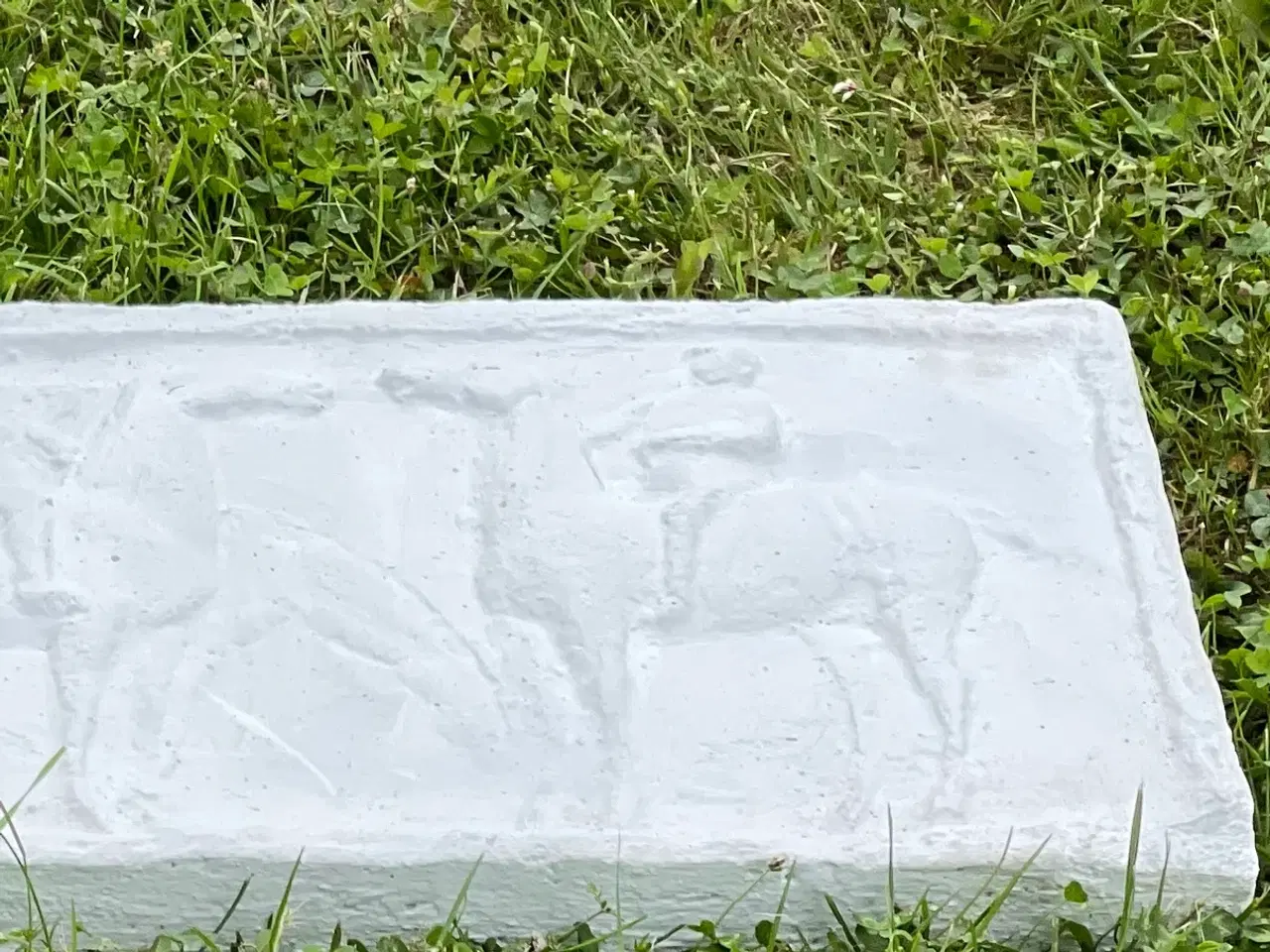 Billede 1 - Hest og rytter relief i hvidmalet beton.