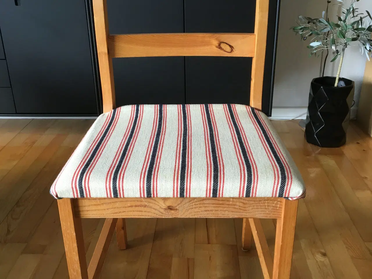 Billede 2 - Spisestole 6 stk. i fyr olie lak Ok og ikke løse i