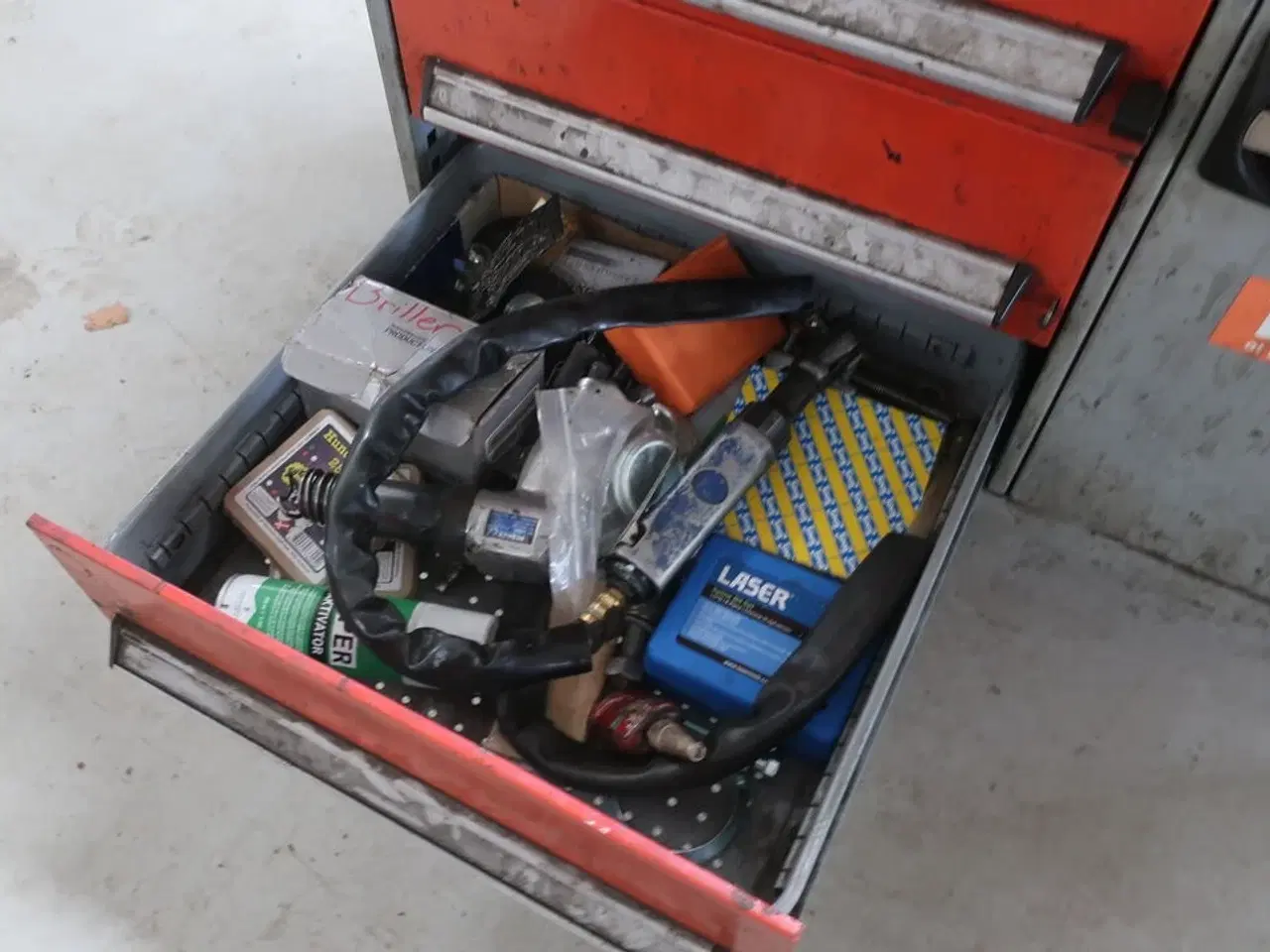 Billede 8 - Værkstedsvogn med indhold