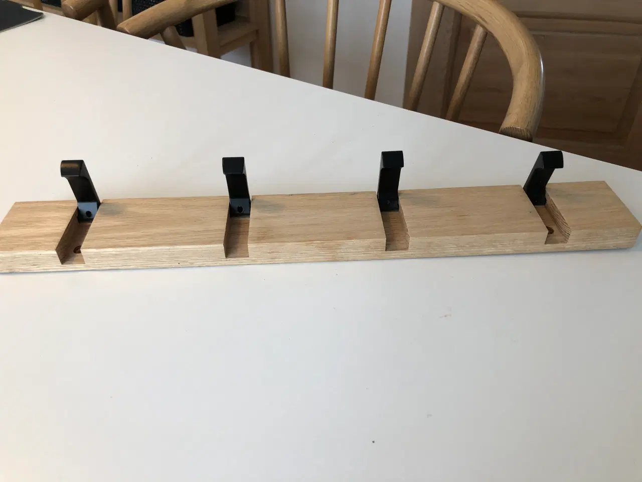 Billede 5 - Knagerække i lyst træ med sorte tangenter