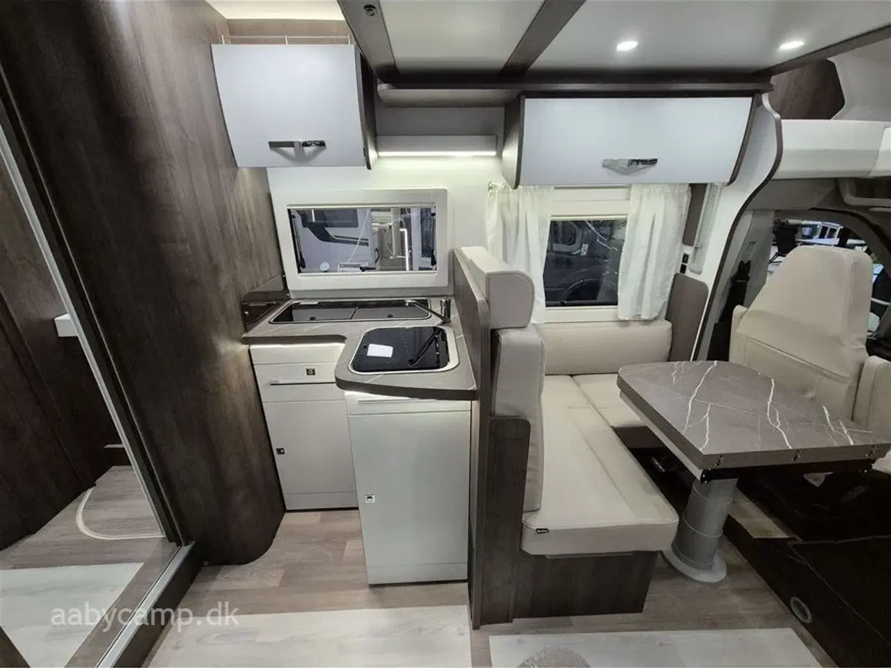 Billede 11 - 2024 - Benimar Tessoro T463 Special Edition   Nk. pakke. Automatgear. solceller. markise. to stk. 95Ah Batterier. smart tv med soundbar. lyse lædersæder.  KUN 16000 KM!!!