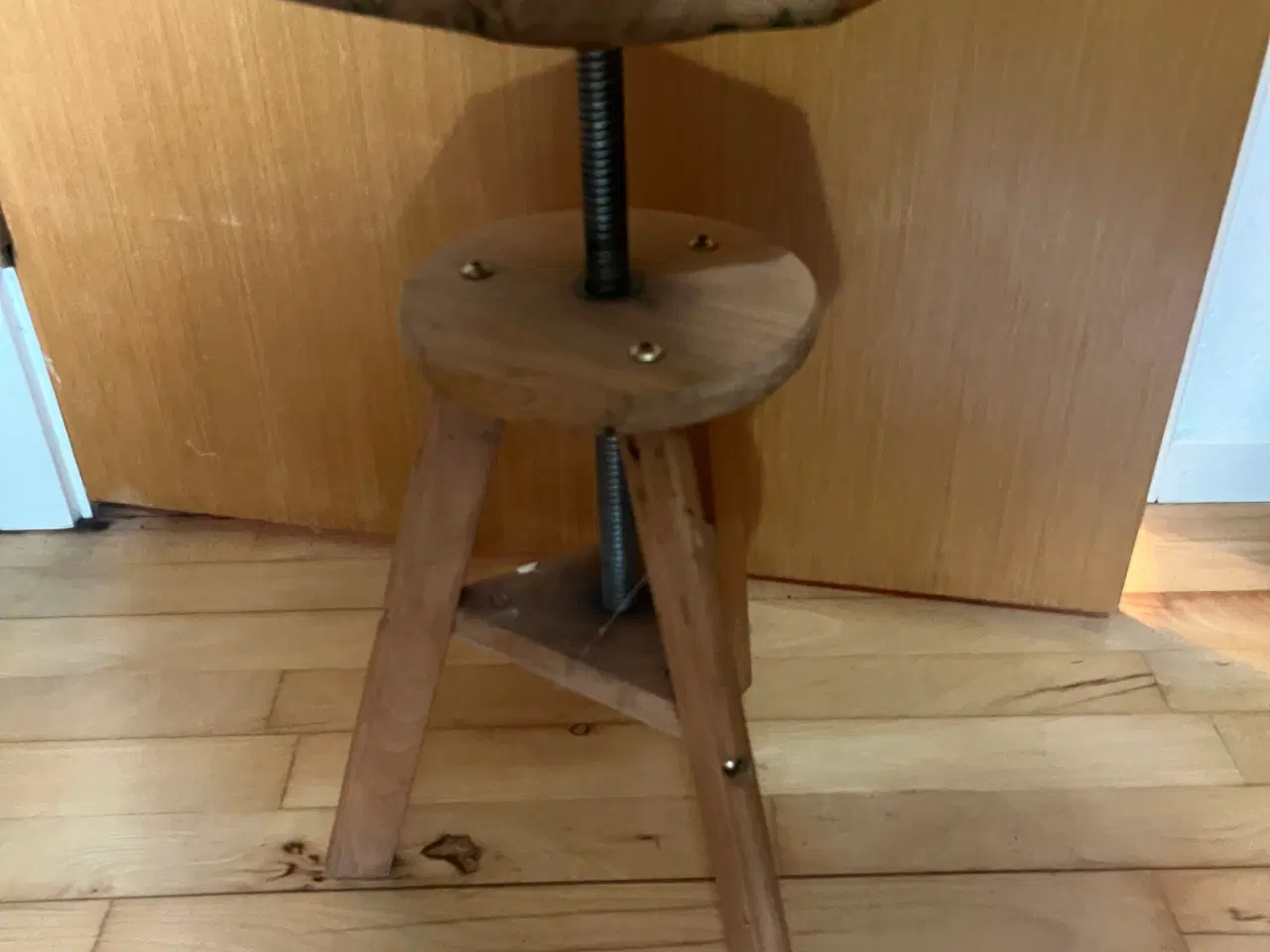 Billede 2 - Robust staffeli med skammel sælges