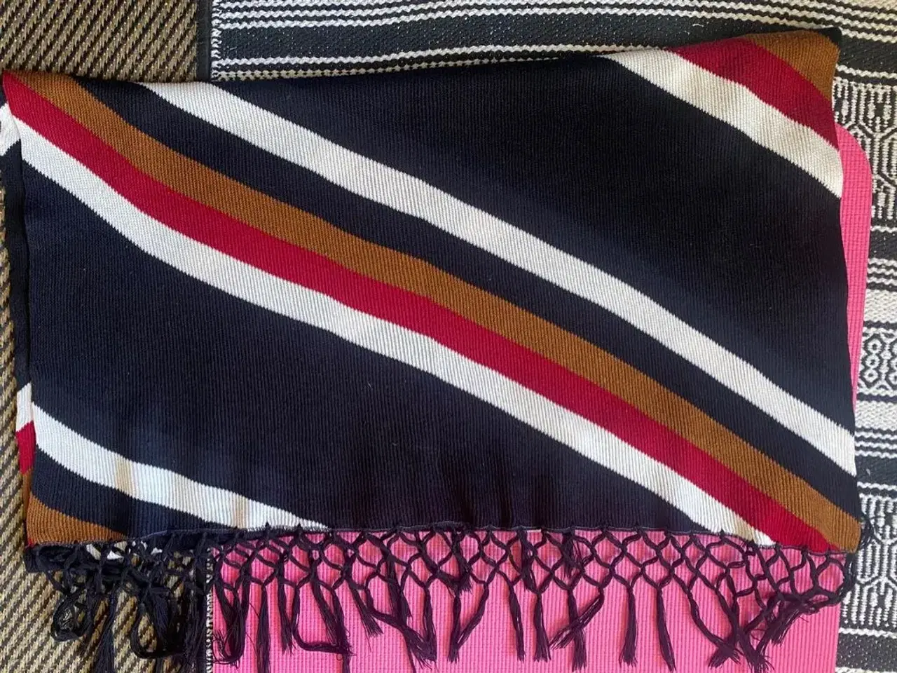 Billede 2 - Stribet sort sjal til salg