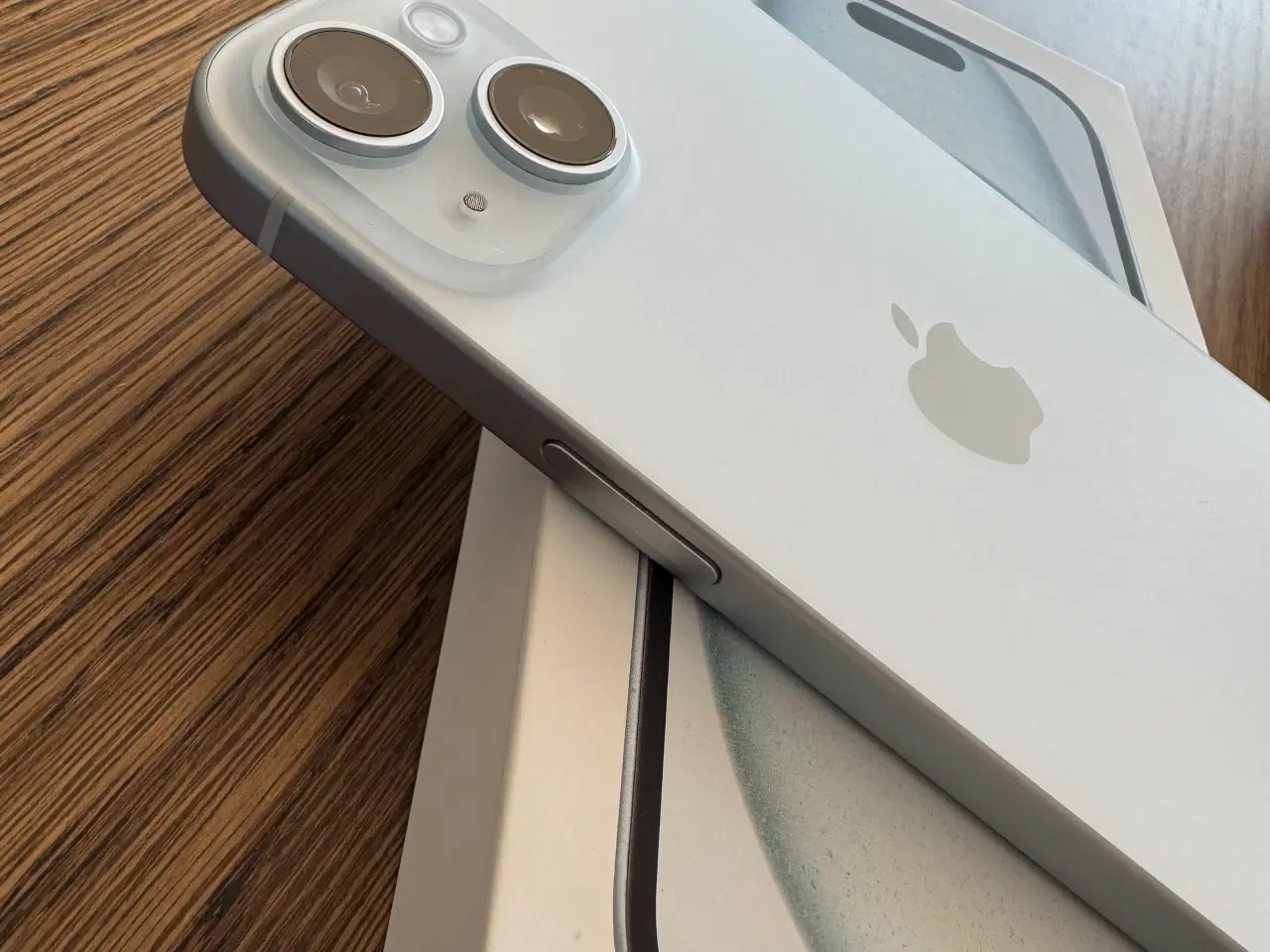 Billede 2 - iPhone 15 inkl. lædercover