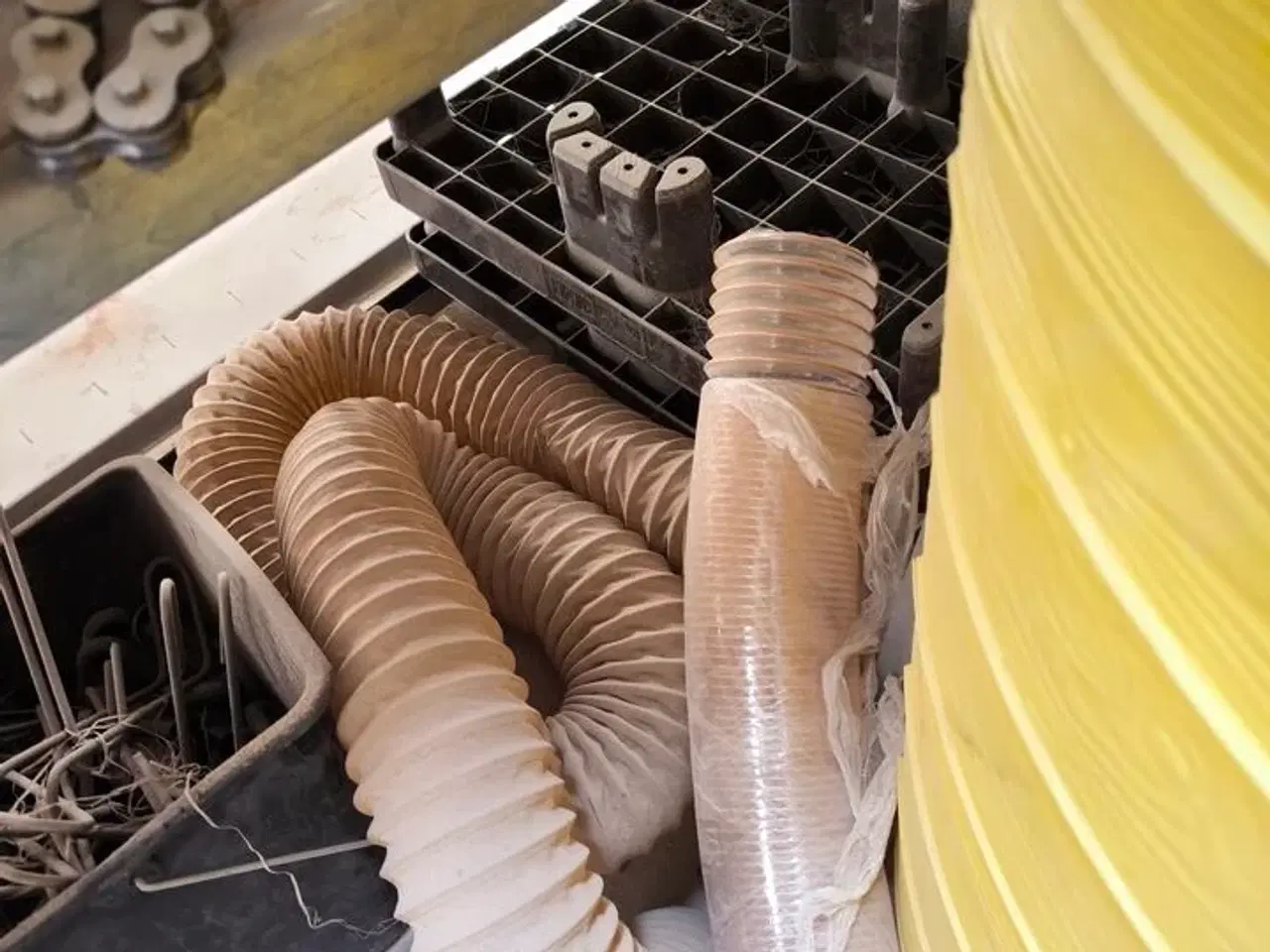 Billede 9 - Indhold på reol (højre fag)