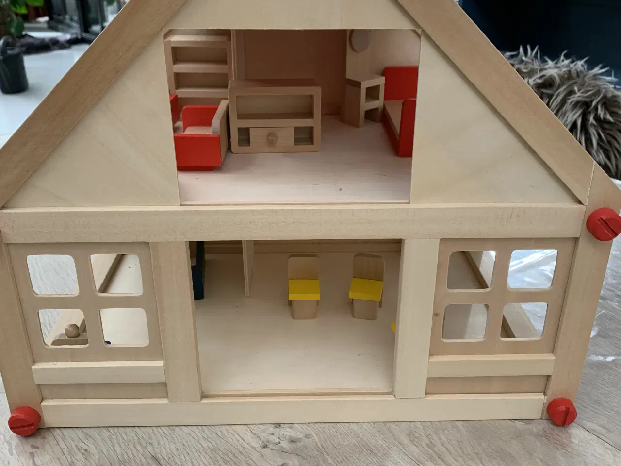 Billede 3 - Lille dukkehus i træ inklusiv møbler
