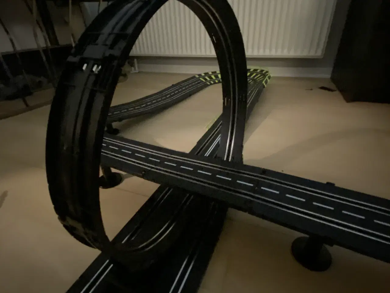 Billede 1 - Racerbane med 2 biler + controllere – Klar til far