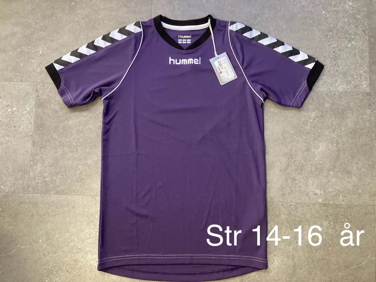 Billede 1 - Str 14-16 Hummel T-shirt. Ny med mærke