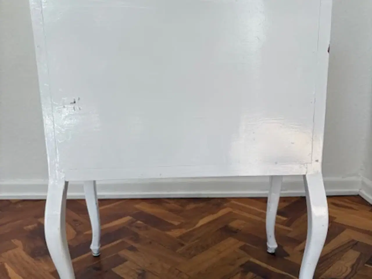 Billede 8 - Hvid kommode med 2 skuffer og messinggreb