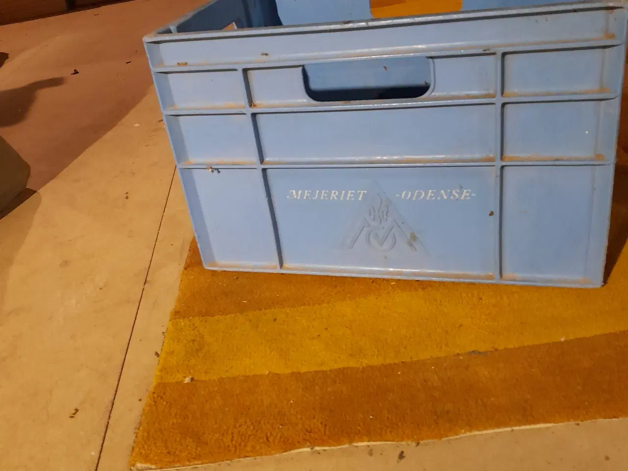 Billede 2 - Mælkekasse i blå plast.