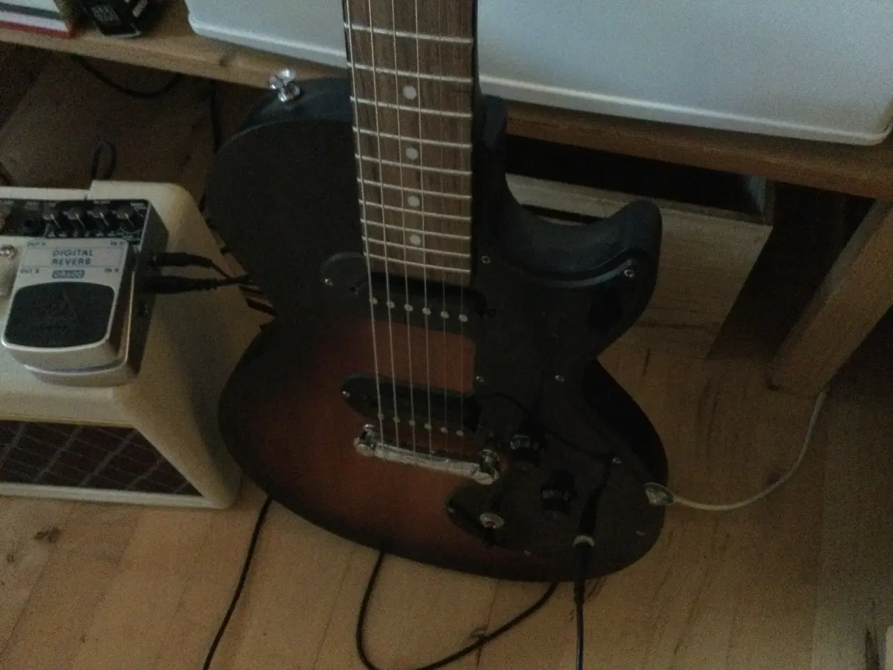 Billede 1 - elguitar og forstærker og digital reverb pedal