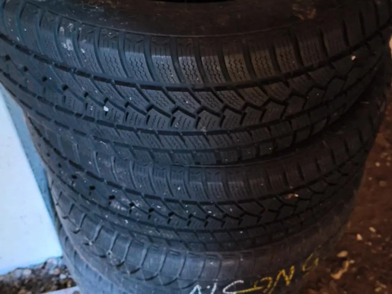Billede 1 - Næsten nye vinterdæk 