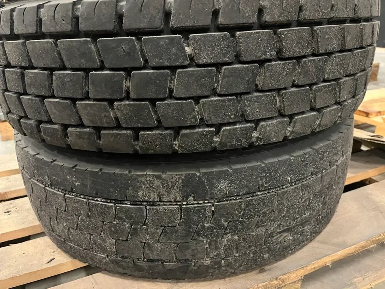 Billede 4 - 4+2 Lastbil dæk og fælg Continental. -  2x pigdæk  215/75R17,5 - 4x215/75R17,5