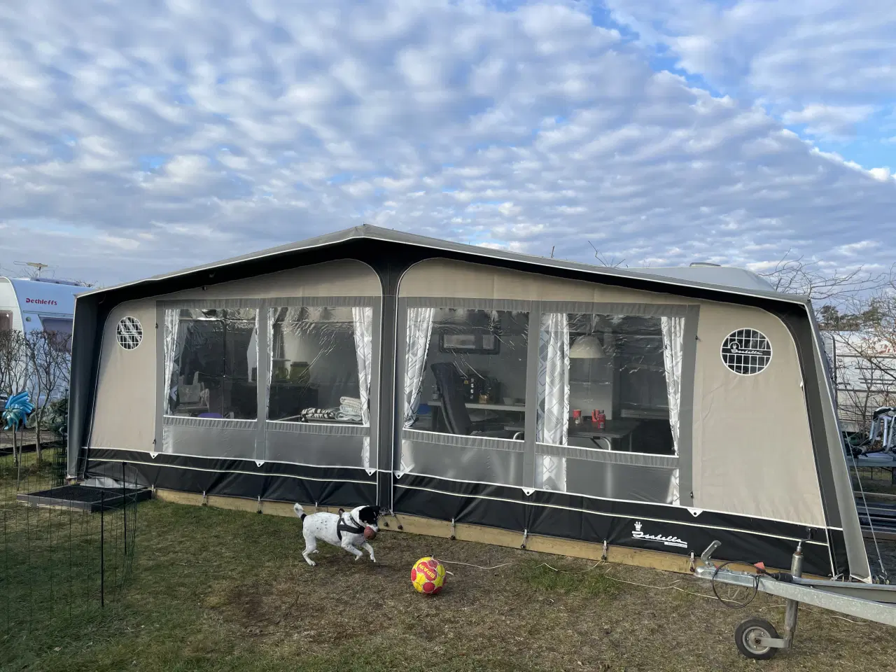 Billede 2 - Campingvogn med køjer, fortelt og meget udstyr 