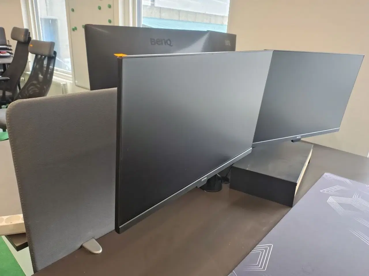 Billede 2 - To Benq skærme på stativ 27"